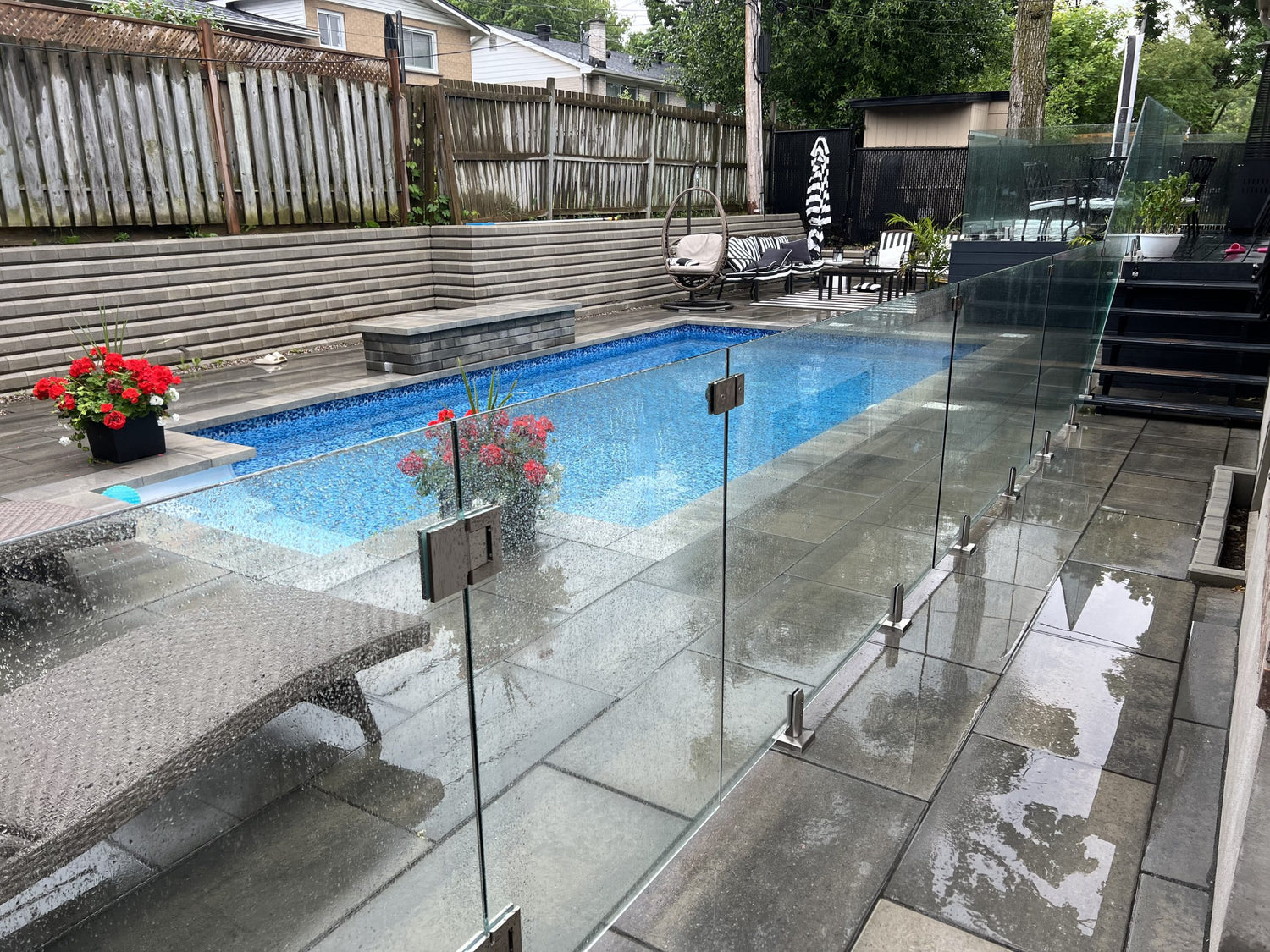 Glass pool fence in Ottawa - Luxury decking